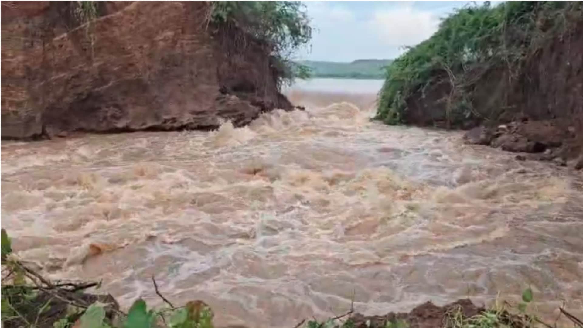 मुरैना के टोंगा गांव के बांध की दरार लगातार बढ़ रही है।