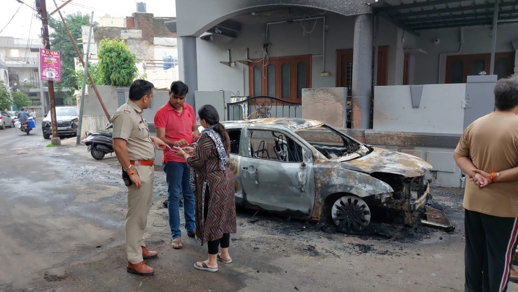 Mandsaur: The car parked outside the doctor's house was burnt by unknown miscreants