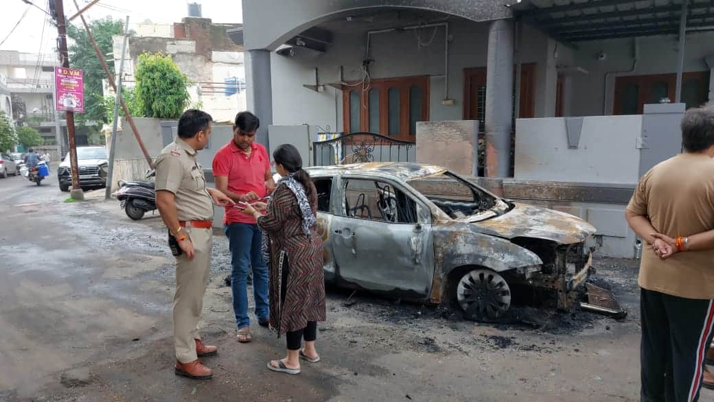 मंदसौर में डॉक्टर के घर के बाहर खड़ी कार को अज्ञात को बदमाशों ने जला दिया