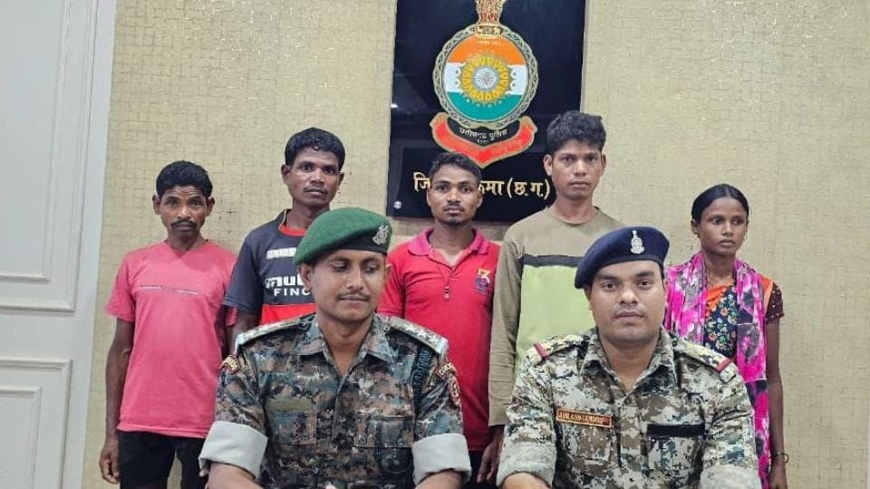 Five Naxalites including a woman surrendered in Sukma