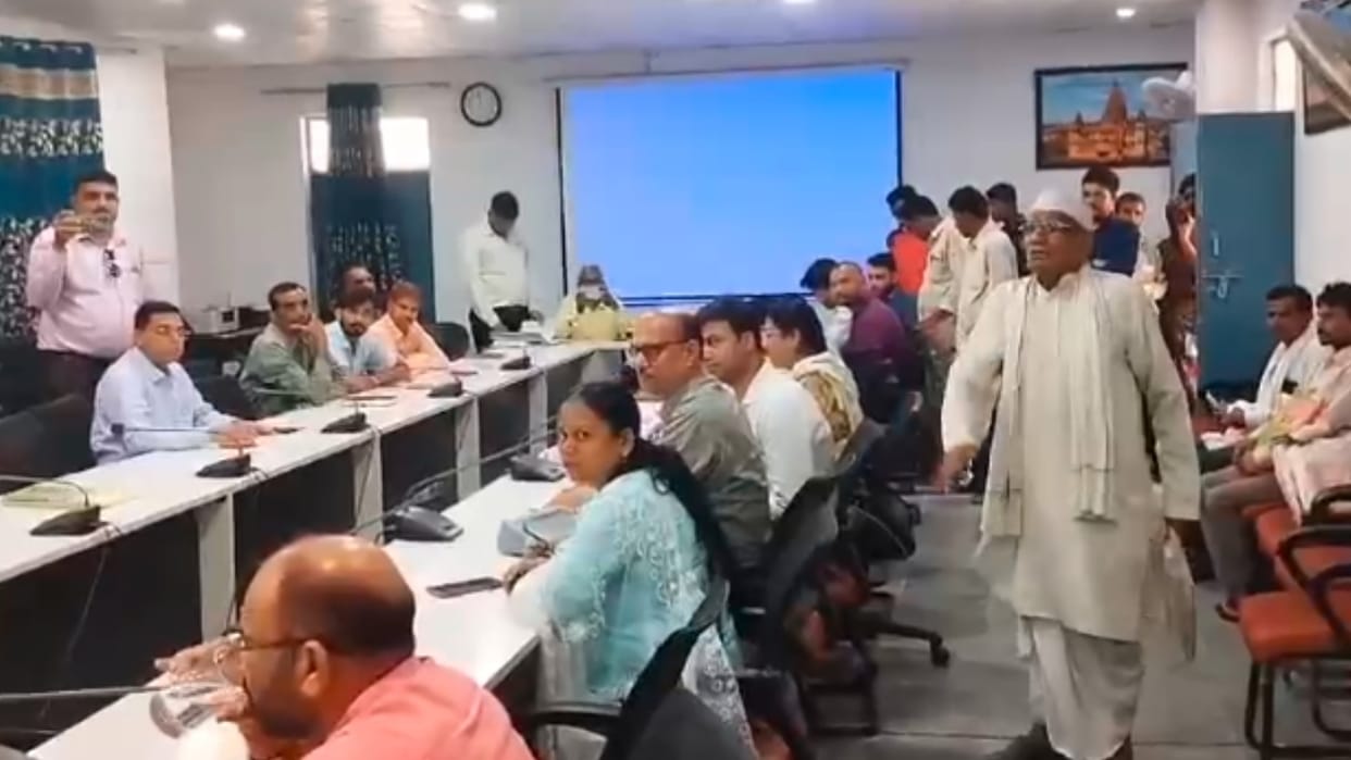 Niwari: The old man created a ruckus in the public hearing, despite giving complaint 30 times