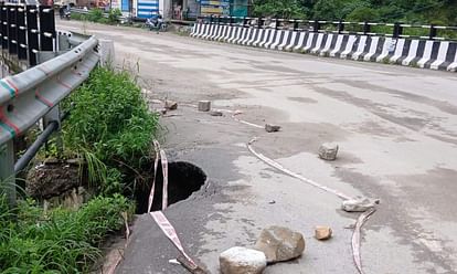 Gangotri Highway: चुंगी-बड़ेथी में मोटर पुल की एप्रोच दीवार पर भूस्खलन, भू-कटाव से पुल को खतरा Gangotri Highway: approach wall of the bridge at Chungi-Badethi was damaged