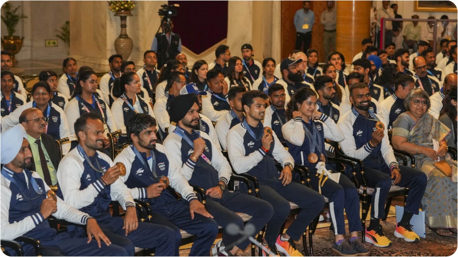 President Droupadi Murmu met the Indian Olympic contingent and congratulated the players for their performance