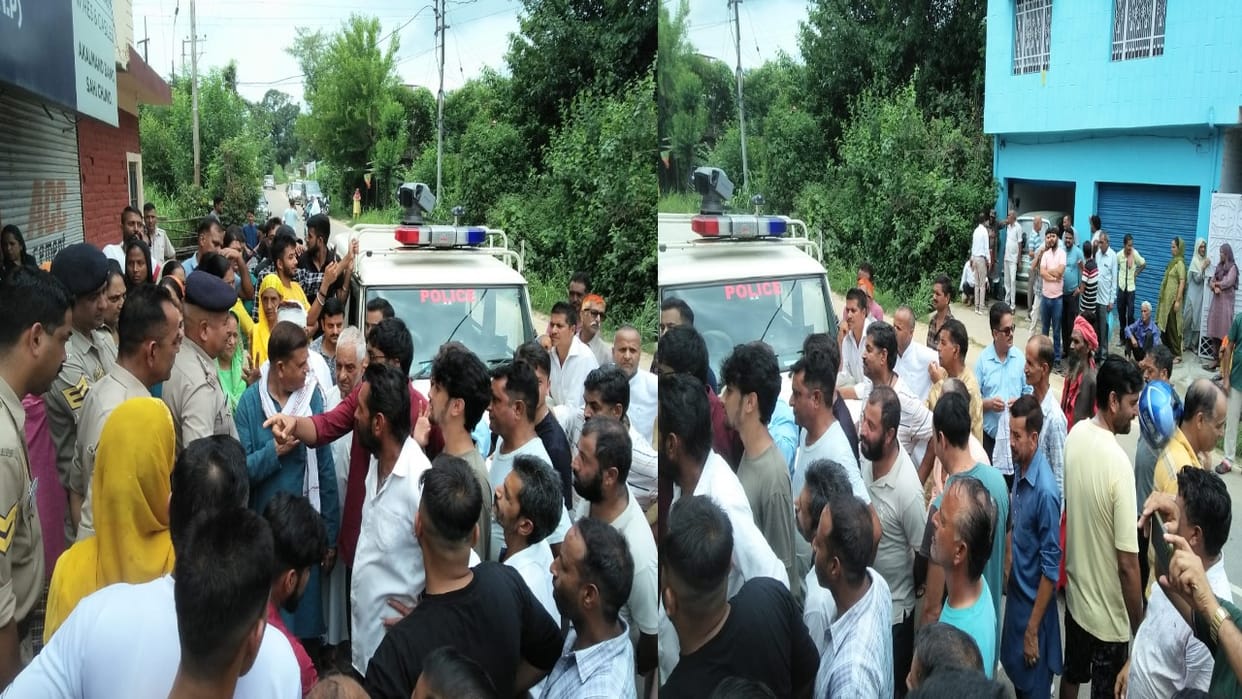 people unhappy with the working of the police protested outside Thural police post