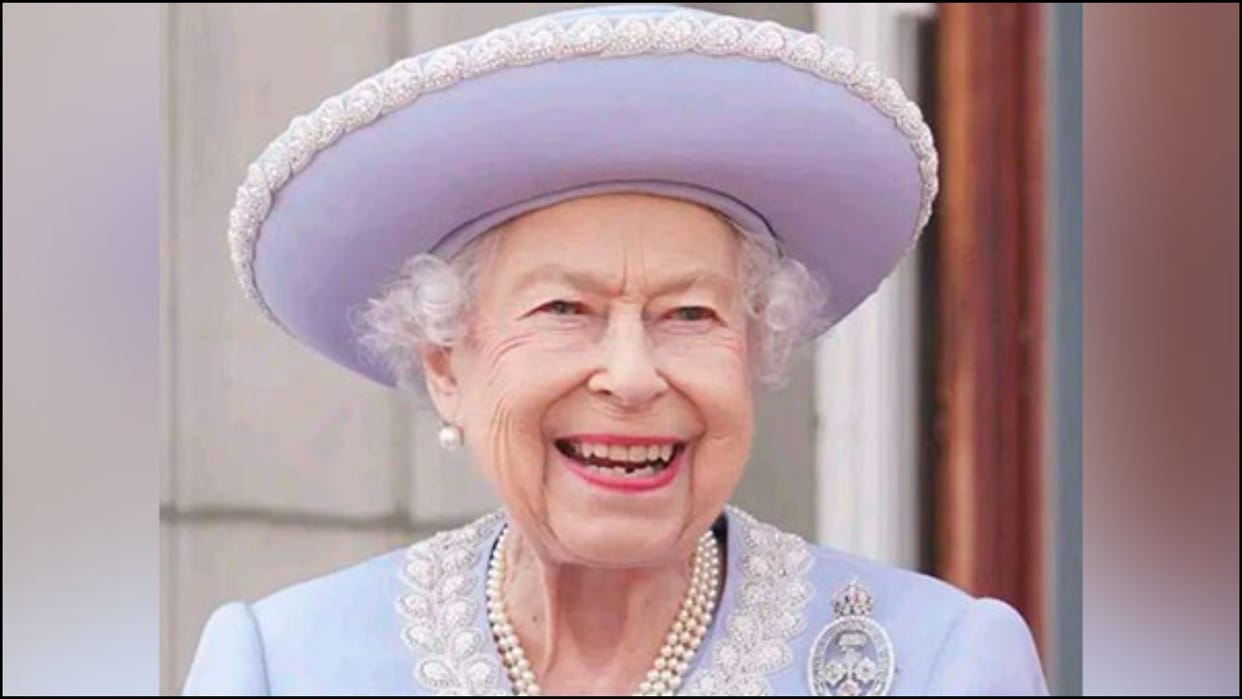 Flight Attendant Reveals Queen Elizabeth Mid Air Requests news in hindi
