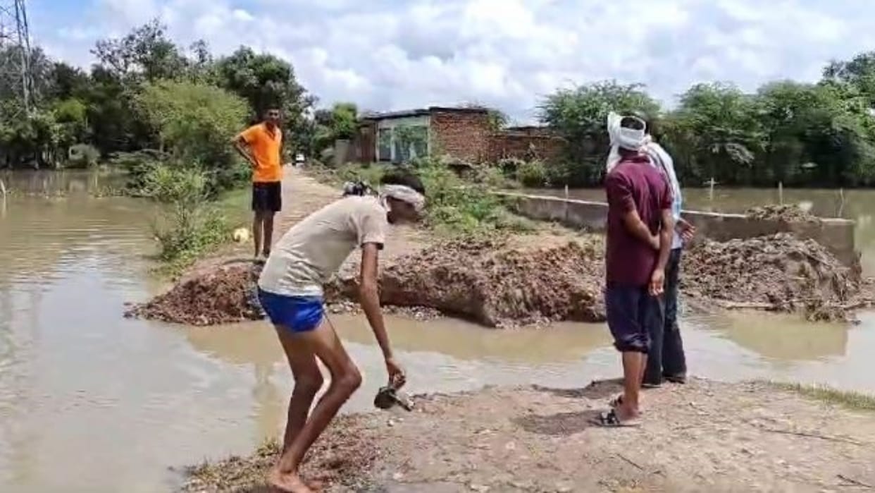 Bharatpur: Contact with villages lost due to torrential rains, pregnant woman trapped in house due to road cut