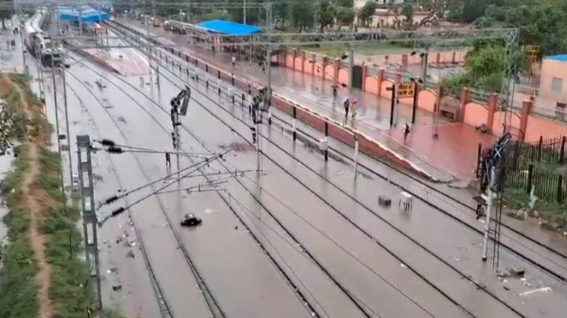 रेलवे ट्रैक पर पानी