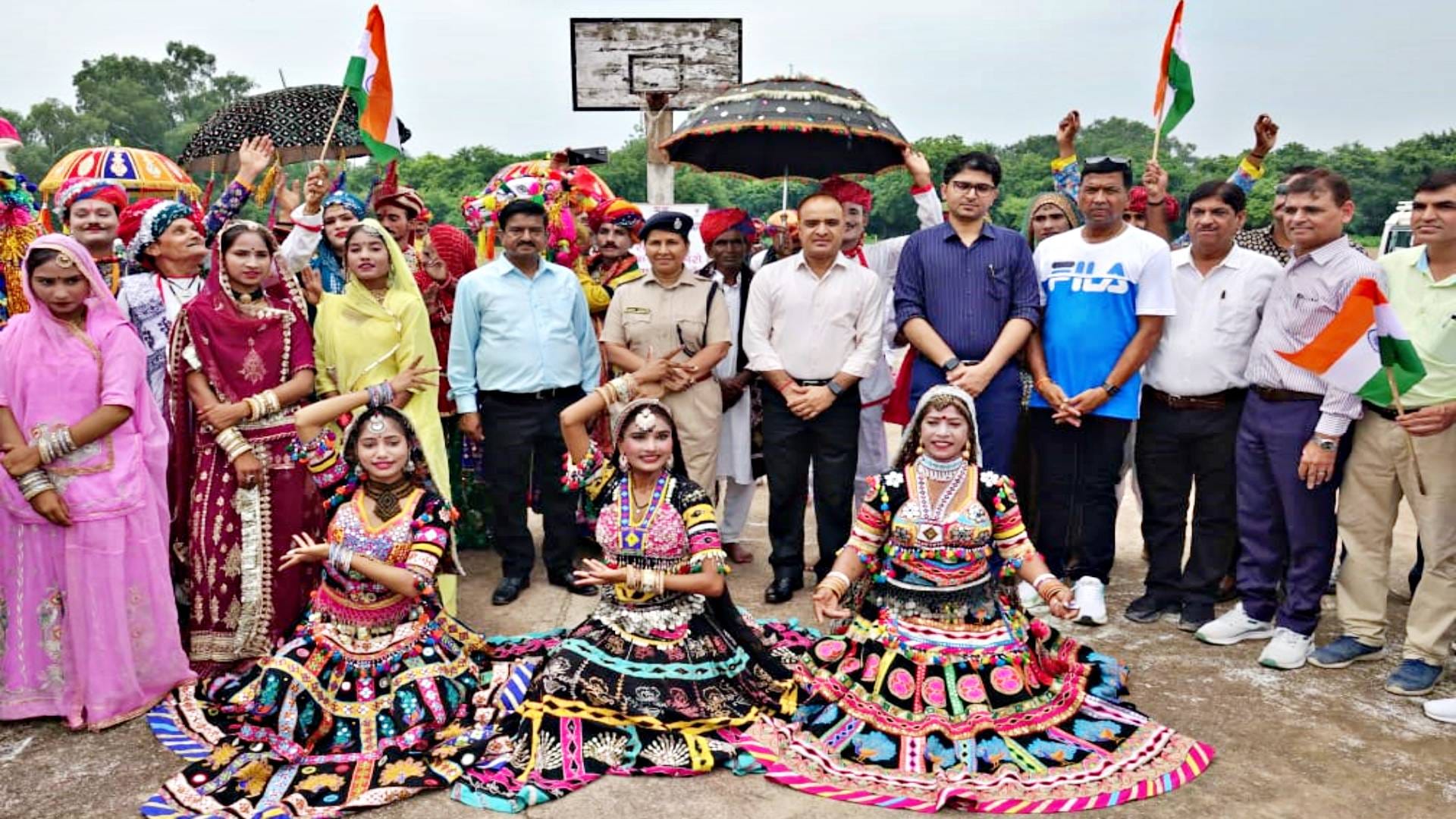 प्रस्तुति देते कलाकार