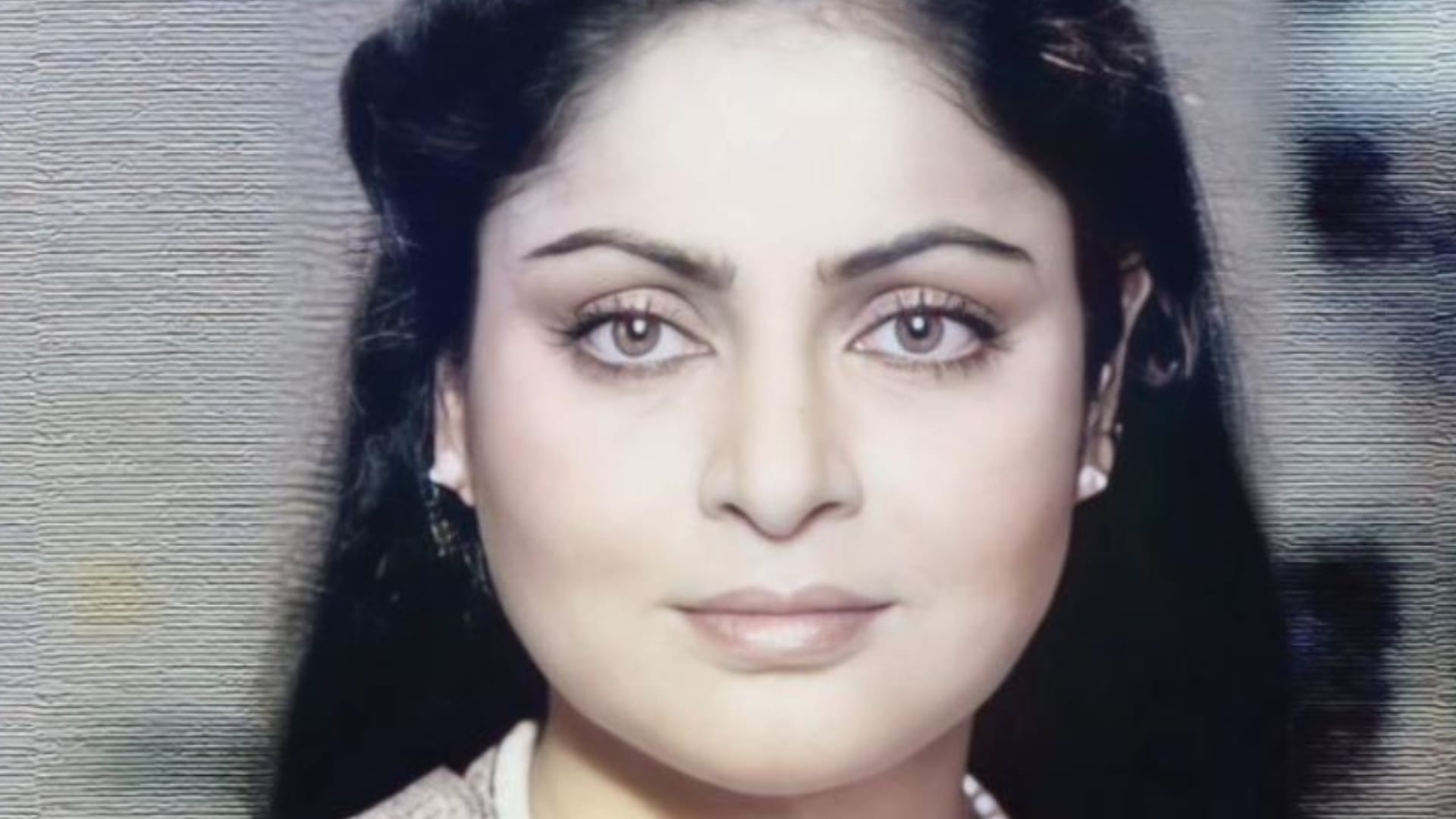 Raakhee Gulzar 77 Birthday On 15 August To Know More Her Career And ...
