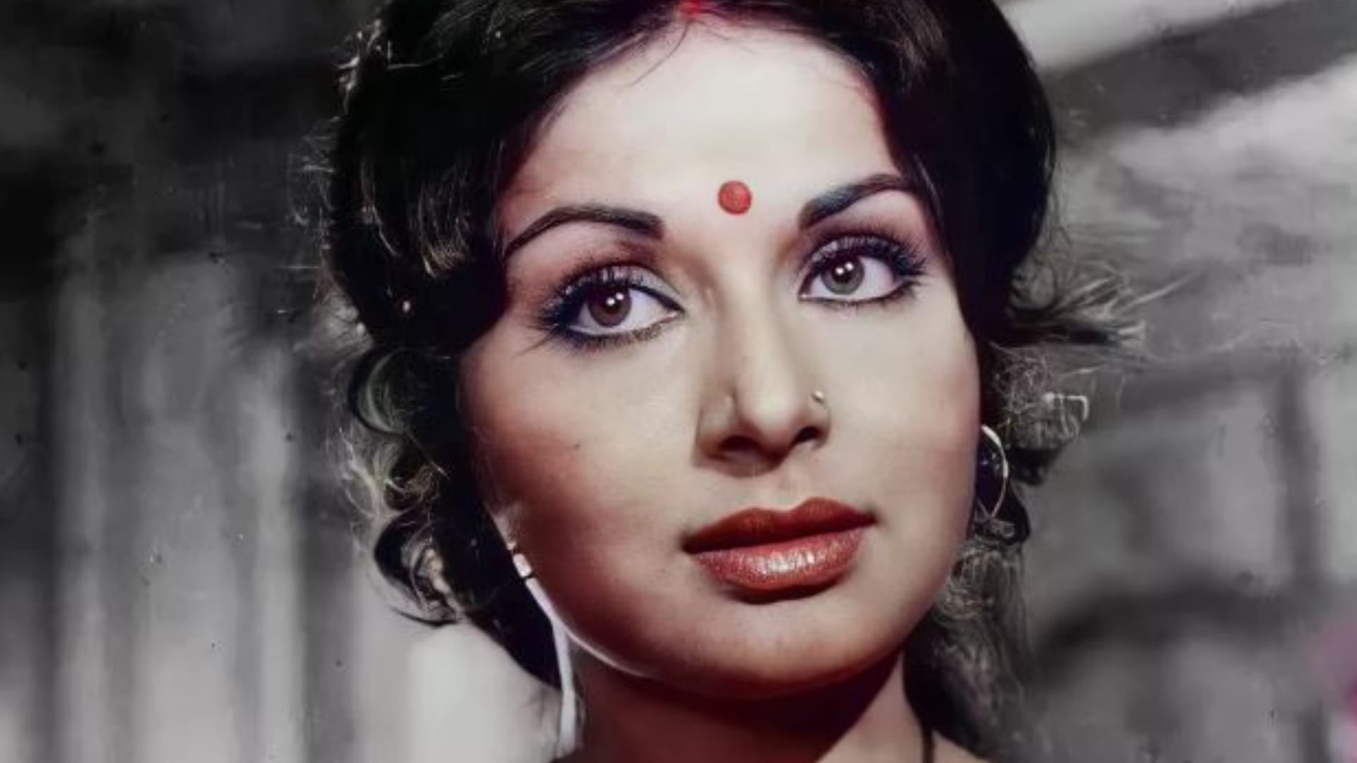 Raakhee Gulzar 77 Birthday On 15 August To Know More Her Career And ...
