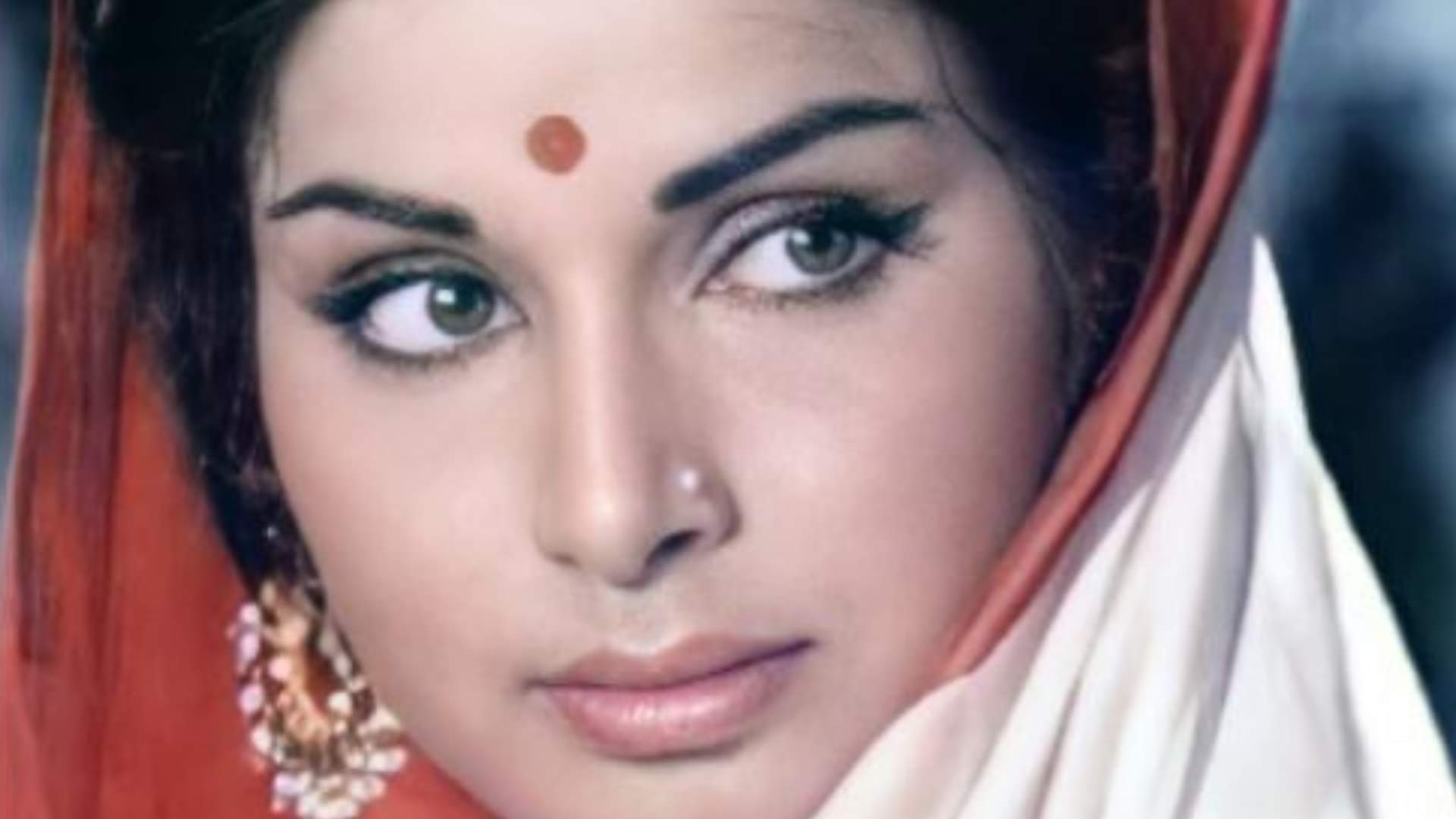 Raakhee Gulzar 77 Birthday on 15 august to know more her career and personal life