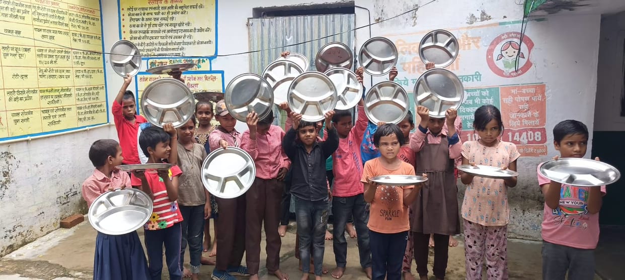 Children protested by banging plates in mau Mid-day meal has not prepared for three days