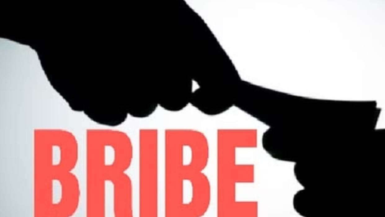 Una News Vigilance caught RTI activist with a bribe of 25 lakhs In Chandigarh