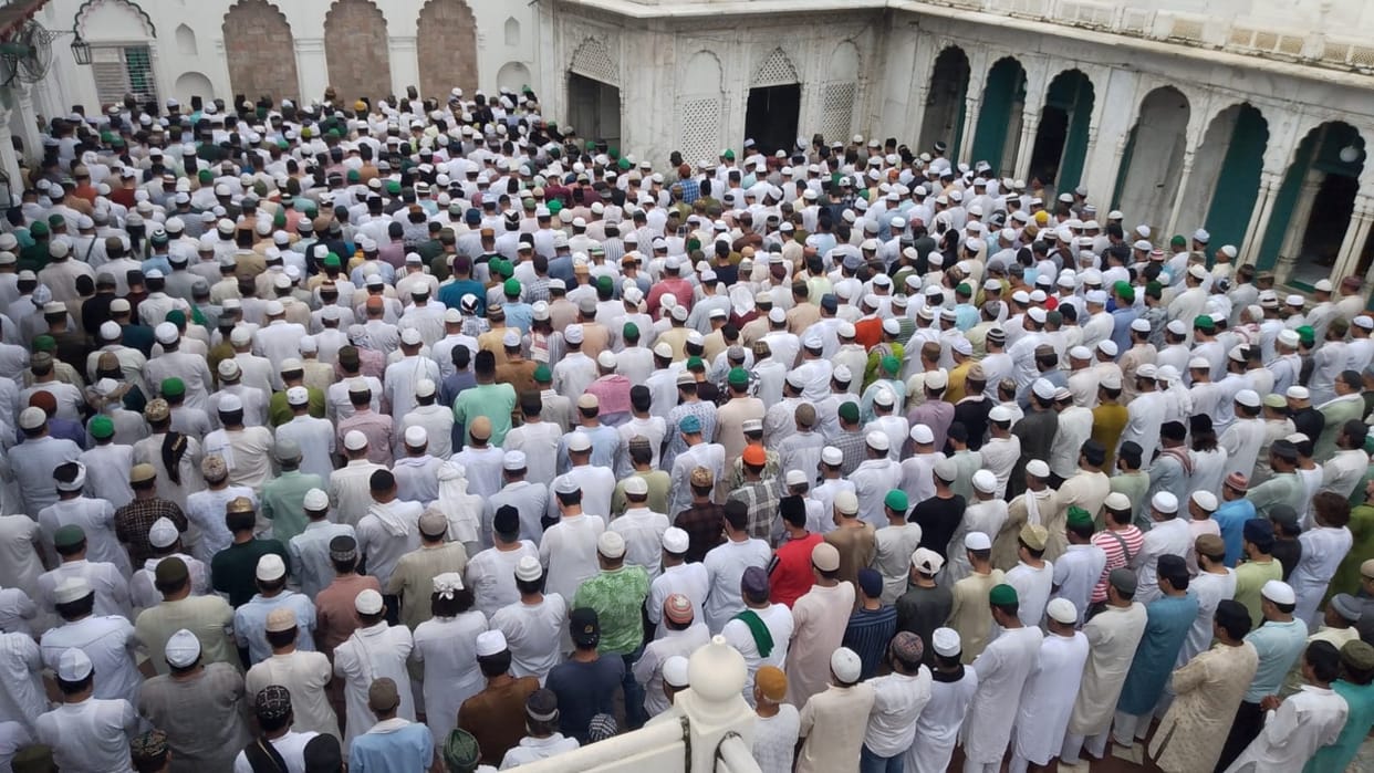 thousands of people attend the funeral of Shabbu Miyan in Bareilly