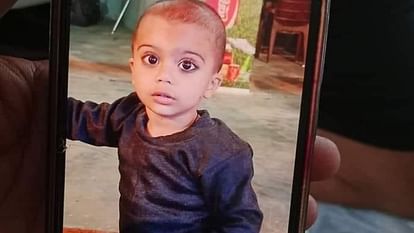 Punjab: मां की गोद में खेल रहा मासूम चलती ट्रेन से बाहर गिरा, थम गई मां की सांसें, नहीं बच पाया दो साल का शुभ two year child playing in mother lap fell out of moving train died in Sunam Sangrur