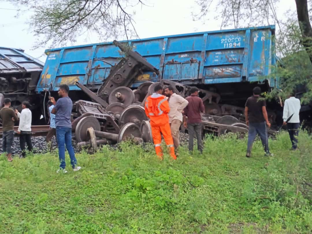 Damoh: Goods train wagons loaded with coal derailed near Aslana railway station, railway traffic stopped.
