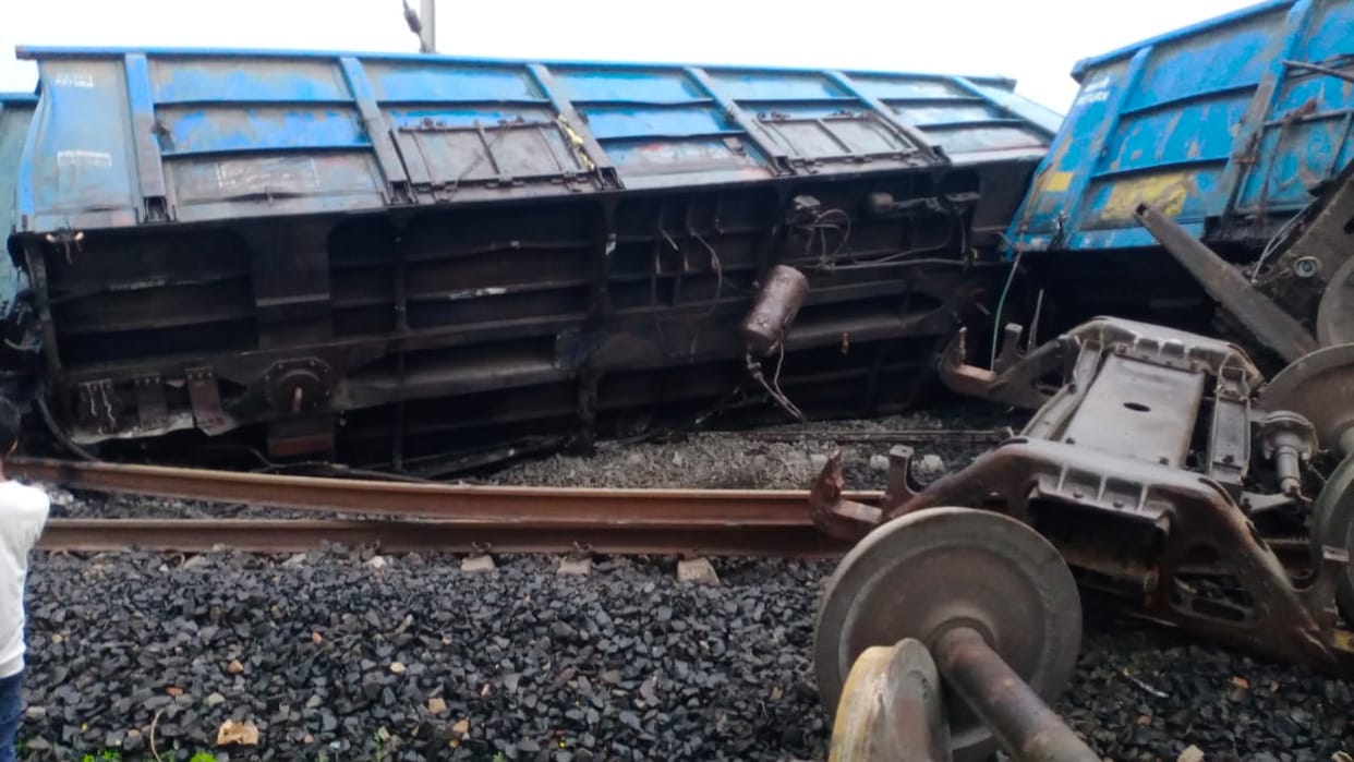 Damoh: Goods train wagons loaded with coal derailed near Aslana railway station, railway traffic stopped.