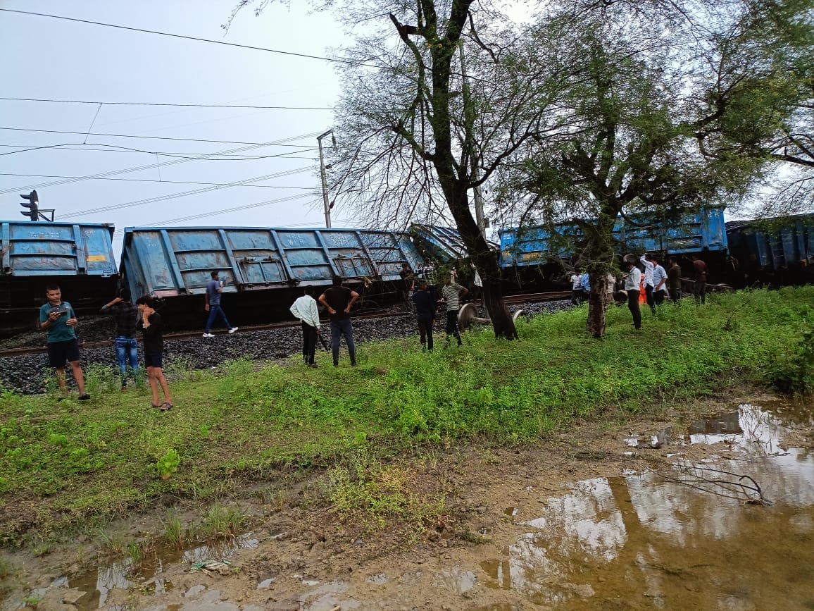 Damoh: Goods train wagons loaded with coal derailed near Aslana railway station, railway traffic stopped.