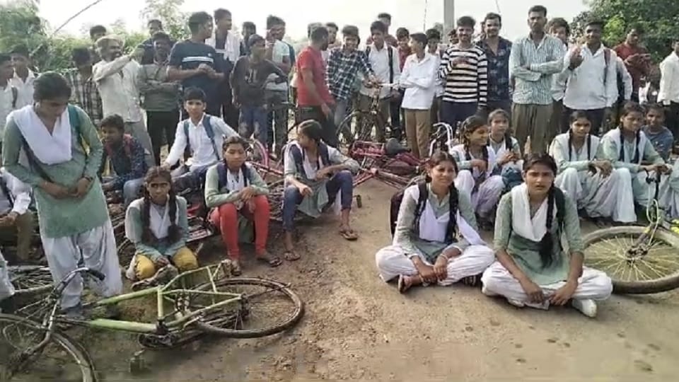 Students protested against dilapidated road