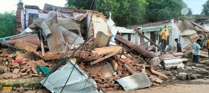 PWD bulldozer action on 40 shops for demolished in Manduadih at varanasi
