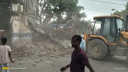 PWD bulldozer action on 40 shops for demolished in Manduadih at varanasi