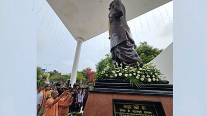 UP News: विभाजन विभीषिका स्मृति की मौन पद यात्रा में शामिल हुए मुख्यमंत्री योगी, प्रदर्शनी भी देखी, तस्वीरें CM Yogi Adityanath in maun padyatra on Vibhajan Vibhishika Smriti Divas.