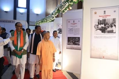 UP News: विभाजन विभीषिका स्मृति की मौन पद यात्रा में शामिल हुए मुख्यमंत्री योगी, प्रदर्शनी भी देखी, तस्वीरें CM Yogi Adityanath in maun padyatra on Vibhajan Vibhishika Smriti Divas.