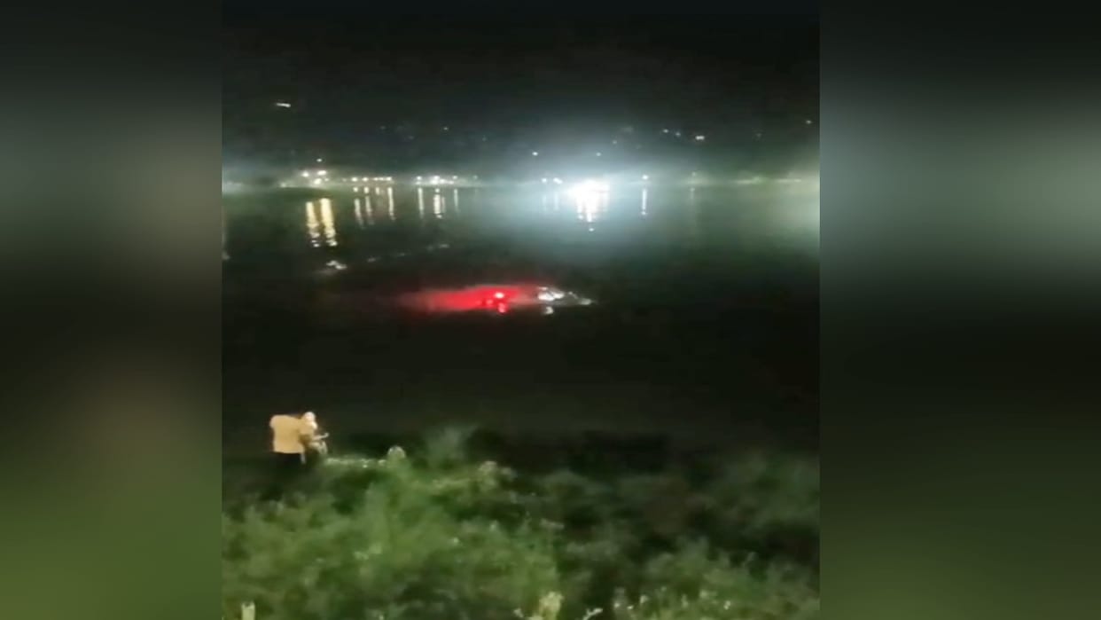 The vehicle of a senior district official fell into the BSL reservoir near the control gate late at night