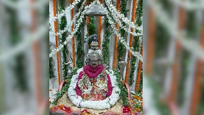 Tricolor decoration of Baba Panchbadan moving idol Kajari organized in varanasi Jhoolanotsav on sawan