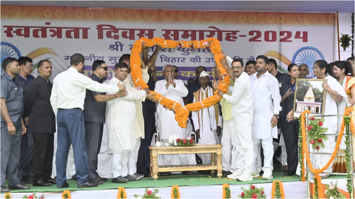 Bihar News : cm nitish kumar Mahadalit Tola flag hoisting program independence day