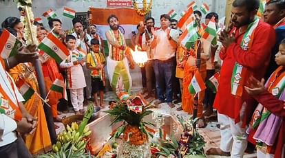 Independence Day: तिरंगे से हुआ बाबा गरीबनाथ का श्रृंगार, हर हर महादेव के साथ भारत माता के जयकारे लगा रहे भक्त Independence Day: Baba Garibnath was decorated with tricolor, Har Har Mahadev, Bharat Mata; Muzaffarpur News