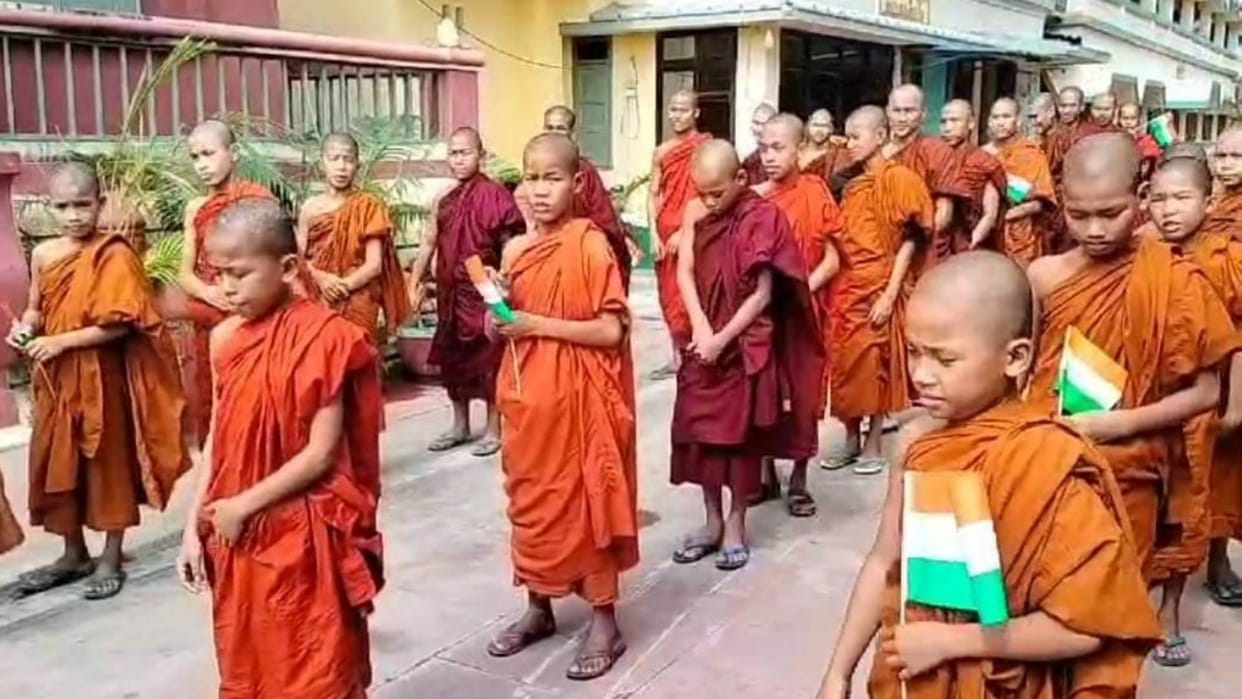 Swatantrata Diwas Buddhist monks hoisted tricolor in Gaya says India is country of Buddhism not of war Photo