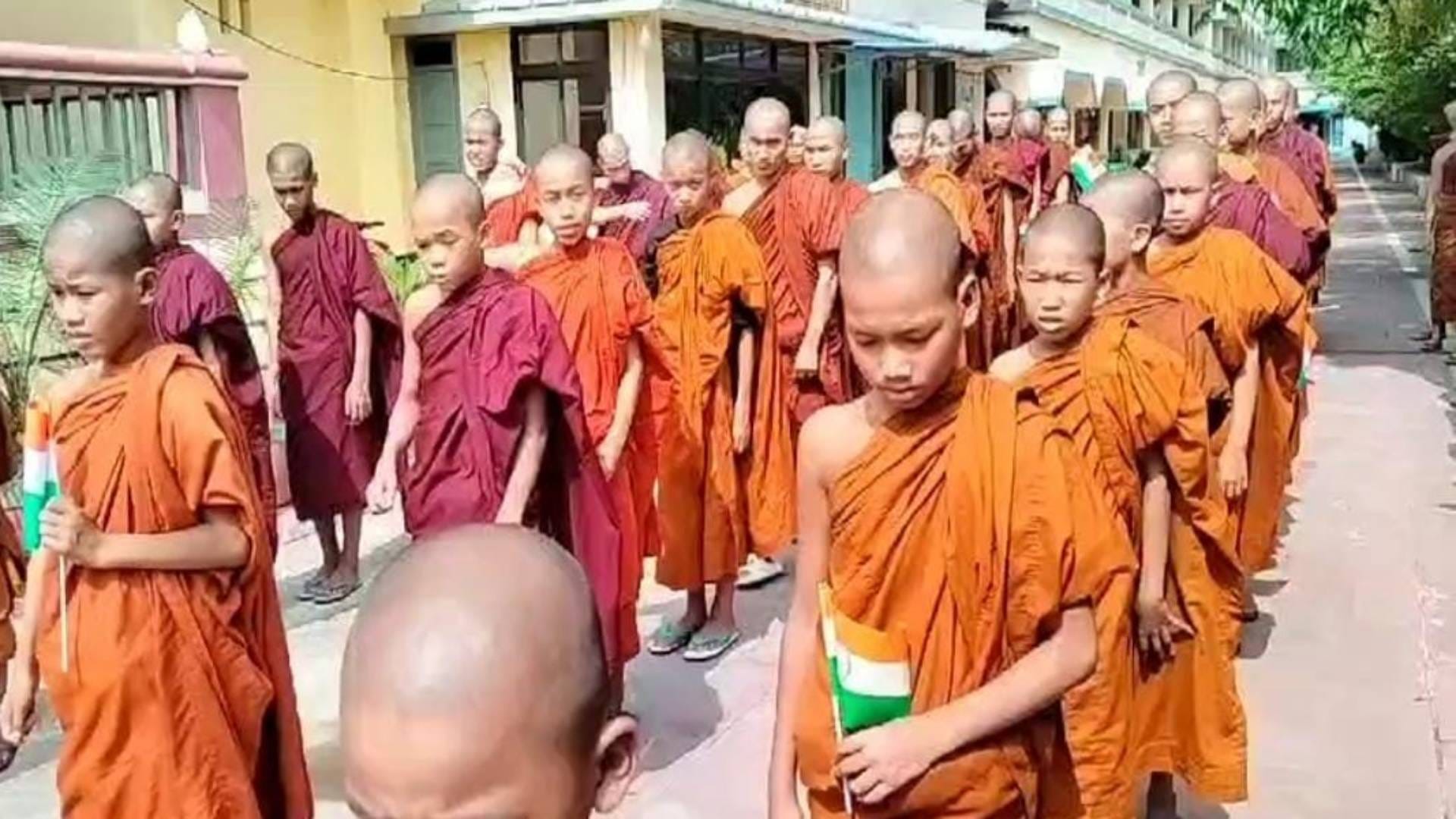 Swatantrata Diwas Buddhist monks hoisted tricolor in Gaya says India is country of Buddhism not of war Photo