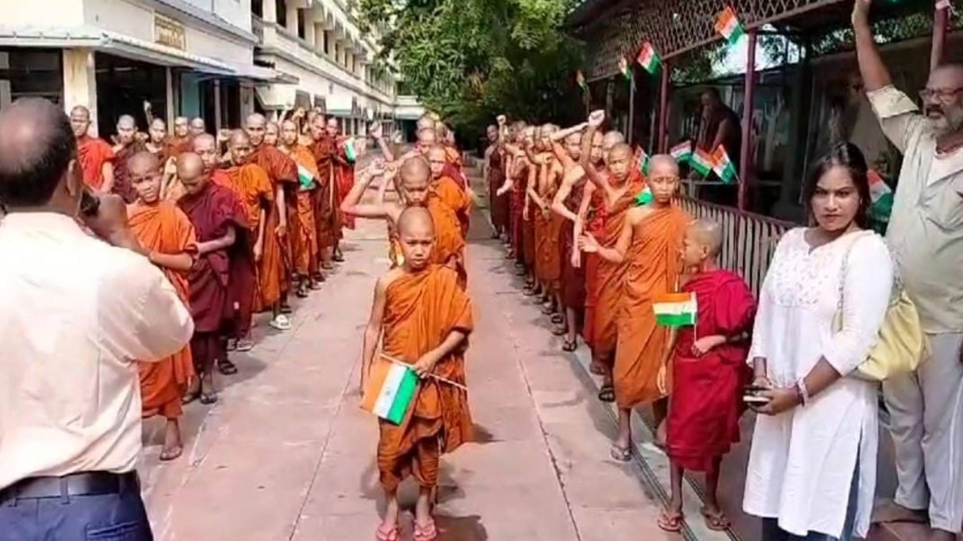 Swatantrata Diwas Buddhist monks hoisted tricolor in Gaya says India is country of Buddhism not of war Photo