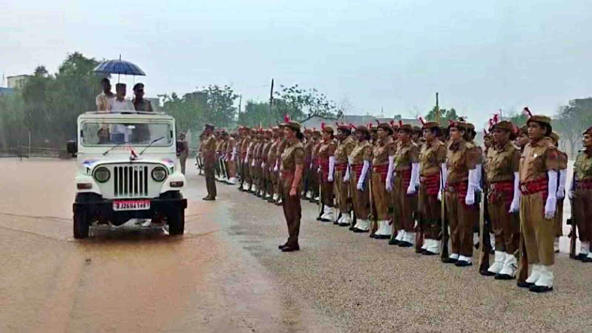 बारिश के बीच परेड की सलामी लेते कैबिनेट मंत्री कन्हैयालाल चौधरी।