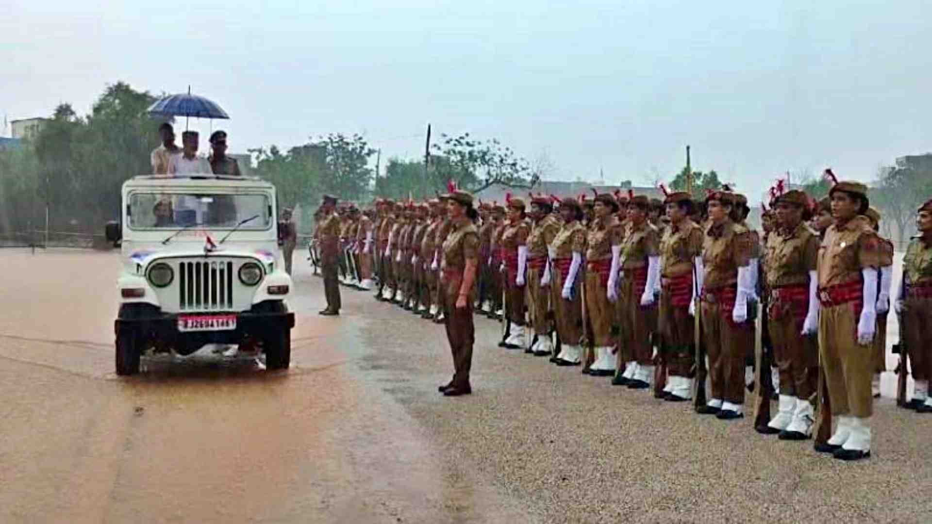 बारिश के बीच परेड की सलामी लेते कैबिनेट मंत्री कन्हैयालाल चौधरी।
