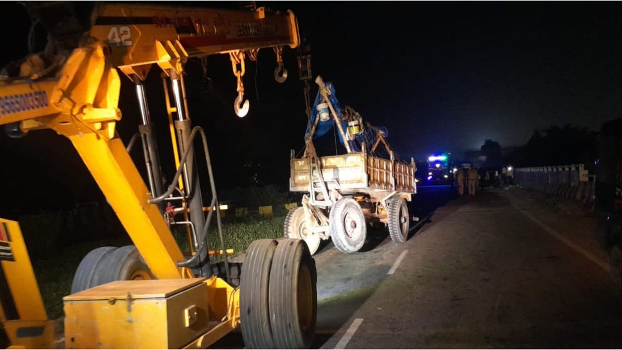 Tractor trolley full of devotees going to Ayodhya overturns in Haraiya, 1 dead and 12 injured