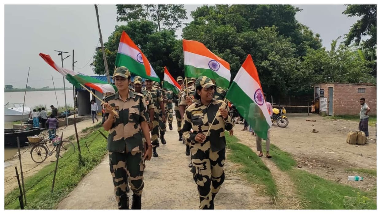independence day In a first all-women India Bangladesh border troops exchange greetings