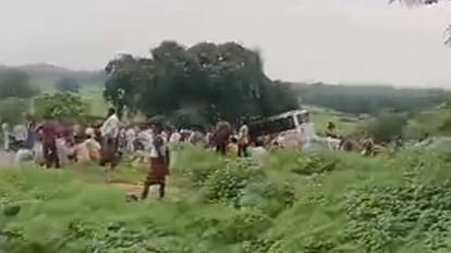 Chitrakoot Accident: बेकाबू बस खाई में पलटी, एक की मौत, 15 यात्री घायल Chitrakoot Accident: Uncontrolled bus overturned in a ditch, one dead, 15 passengers injured