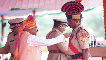 जवानों के सम्मानित करते सीएम साय