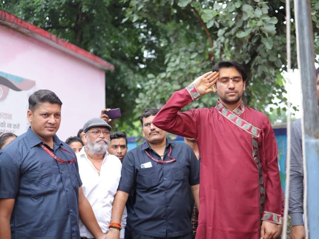 Chhatarpur: Pandit Dhirendra Krishna Shastri of Bageshwardham reached his childhood school