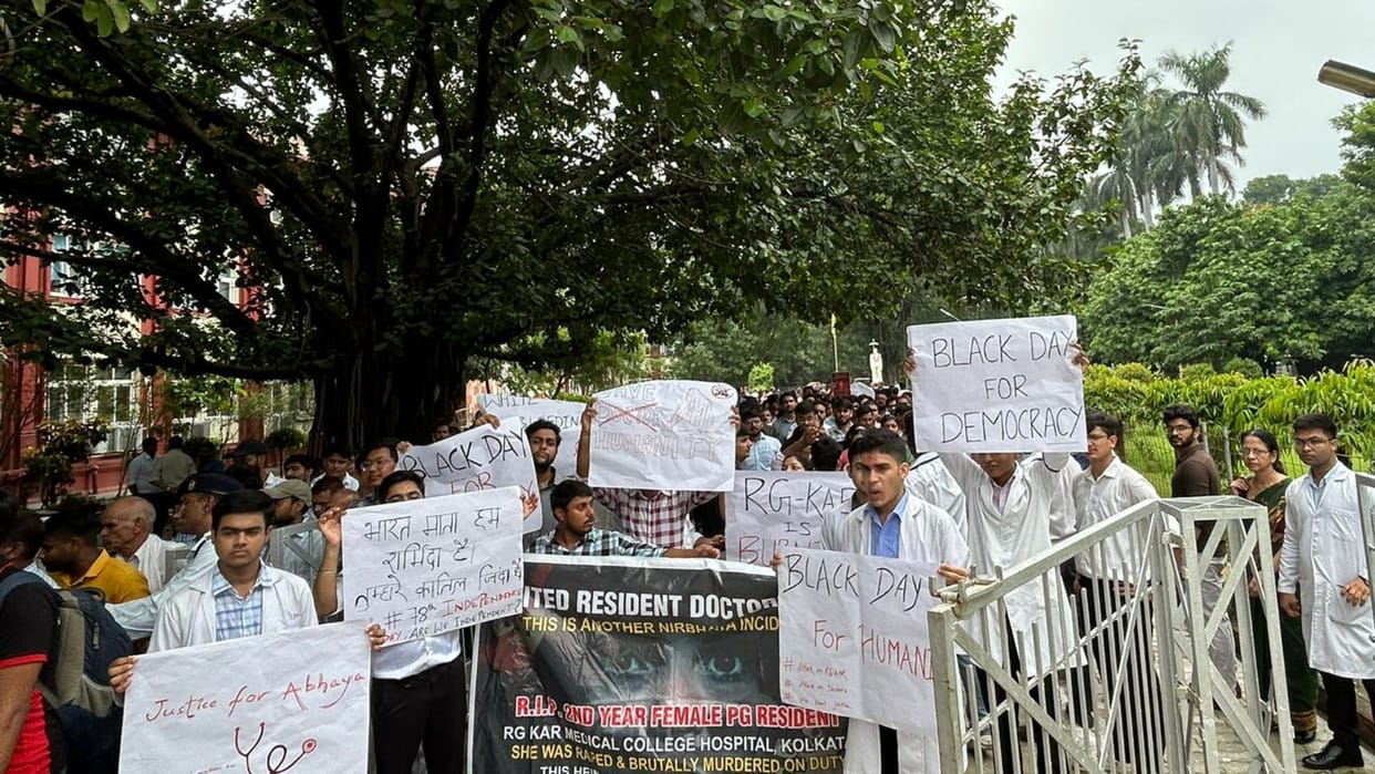 Doctors protest continues in wards of BHU hospital against doctor murder case