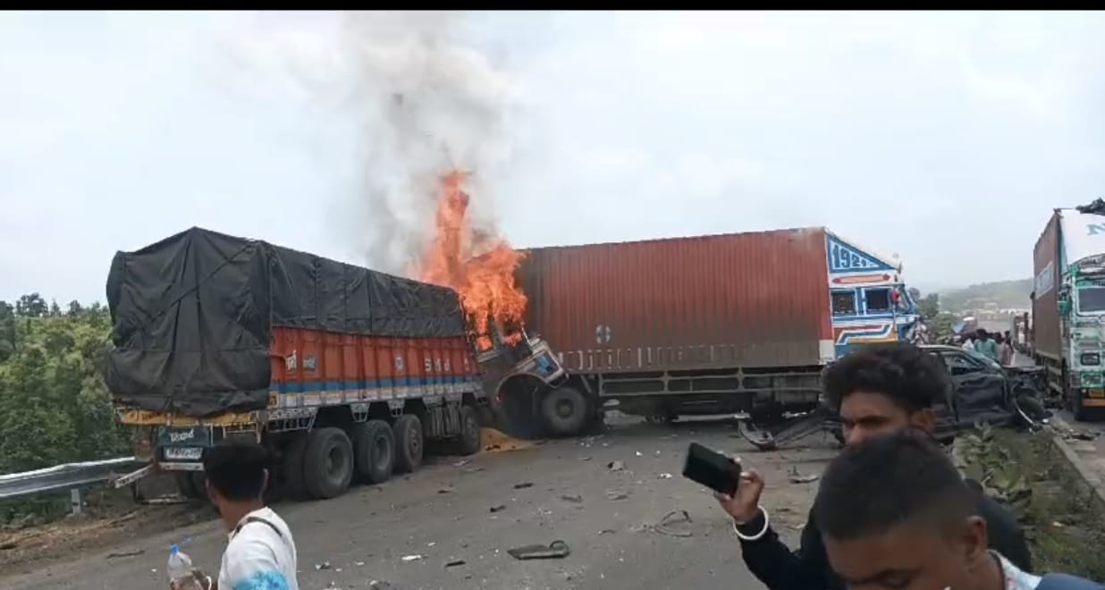 Indore: Truck hit container after brake failure at Ganpati Ghat of AB Road Highway, both vehicles caught fire