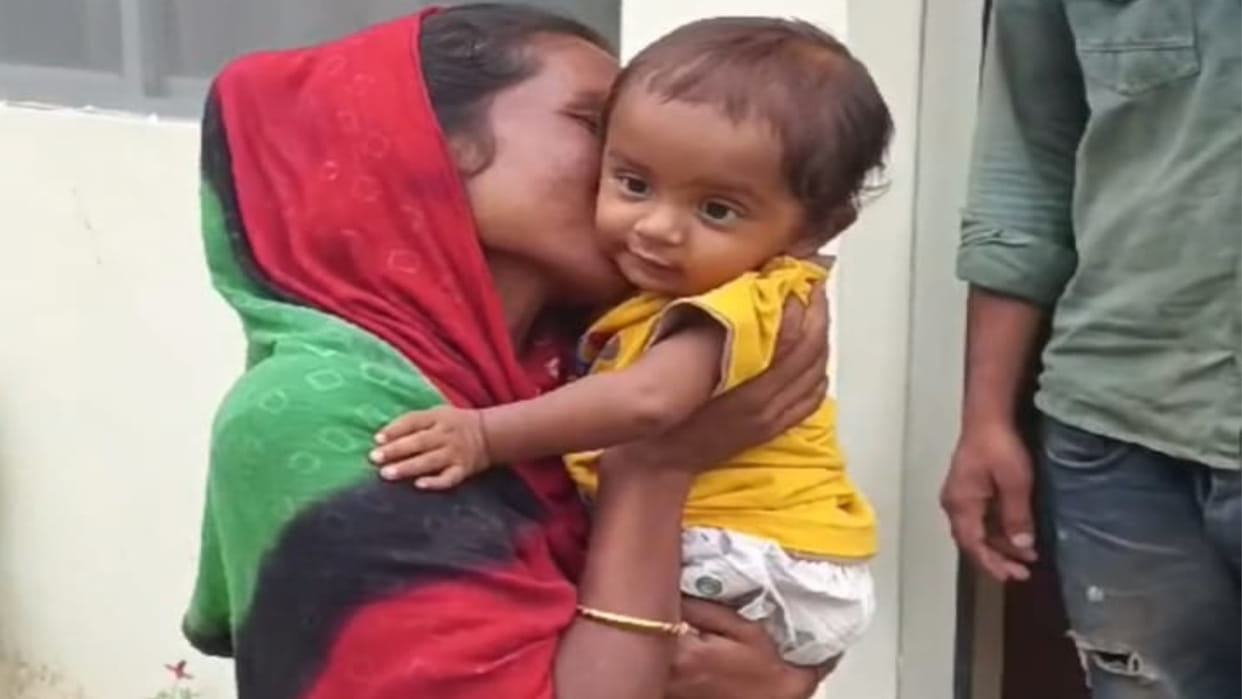 In Gorakhpur,couple left the child in front of the station. found after 96 hours, mother hugged her and cried.