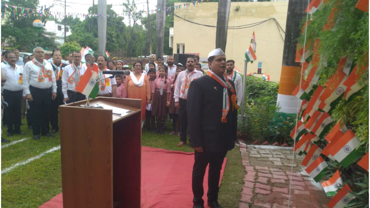 DM Commissioner congratulated Independence Day in Gorakhpur, hoisted the flag