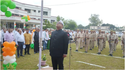 DM Commissioner congratulated Independence Day in Gorakhpur, hoisted the flag