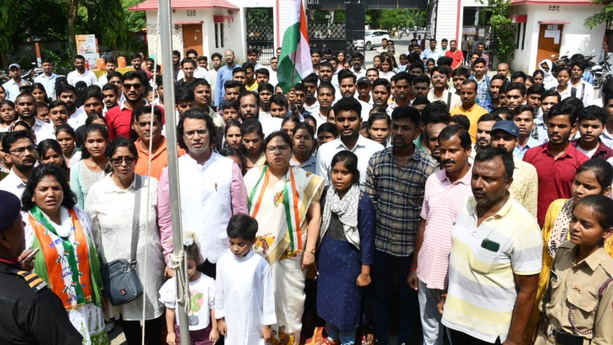 Maa Tujhe Pranam: Gorakhpur University VC hoisted the flag, mass national anthem concluded