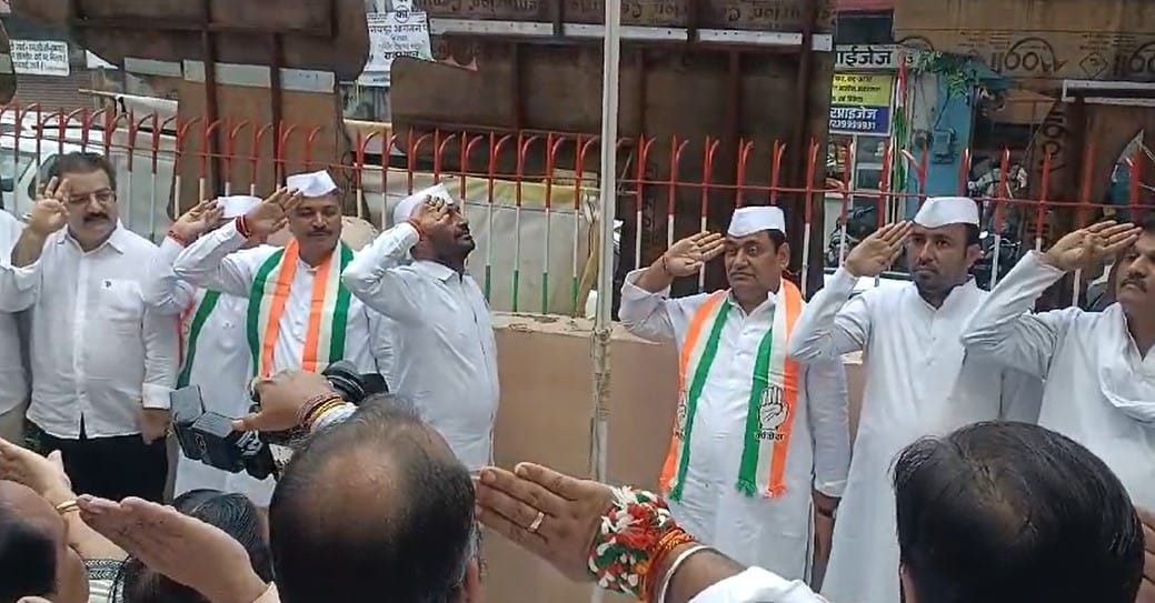 Govind Singh Dotasara hoisted the flag at the Congress headquarters