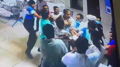 Jalore News: People beat up a doctor along with a patient in a private hospital in Bhinmal city