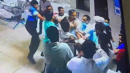 Jalore News: मरीज के साथ लोगों ने डॉक्टर को पीटा, जान से मारने की दी धमकी, जांच में जुटी पुलिस Jalore News: People beat up a doctor along with a patient in a private hospital in Bhinmal city